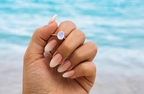 Nguồn gốc của đá mặt trăng là gì?